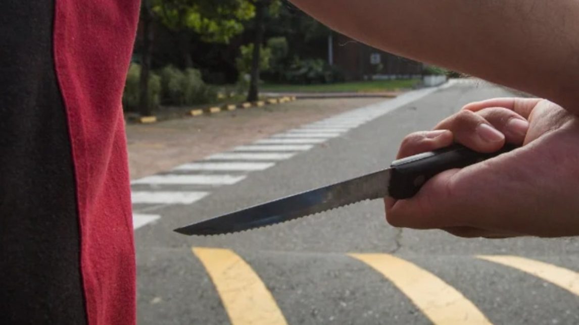 Jugaban a las cartas en la vereda, se “desconocieron” y terminaron hospitalizados con graves heridas