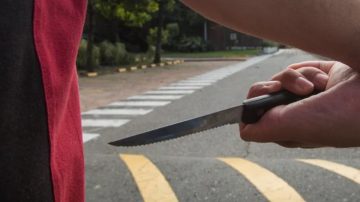 Jugaban a las cartas en la vereda, se “desconocieron” y terminaron hospitalizados con graves heridas