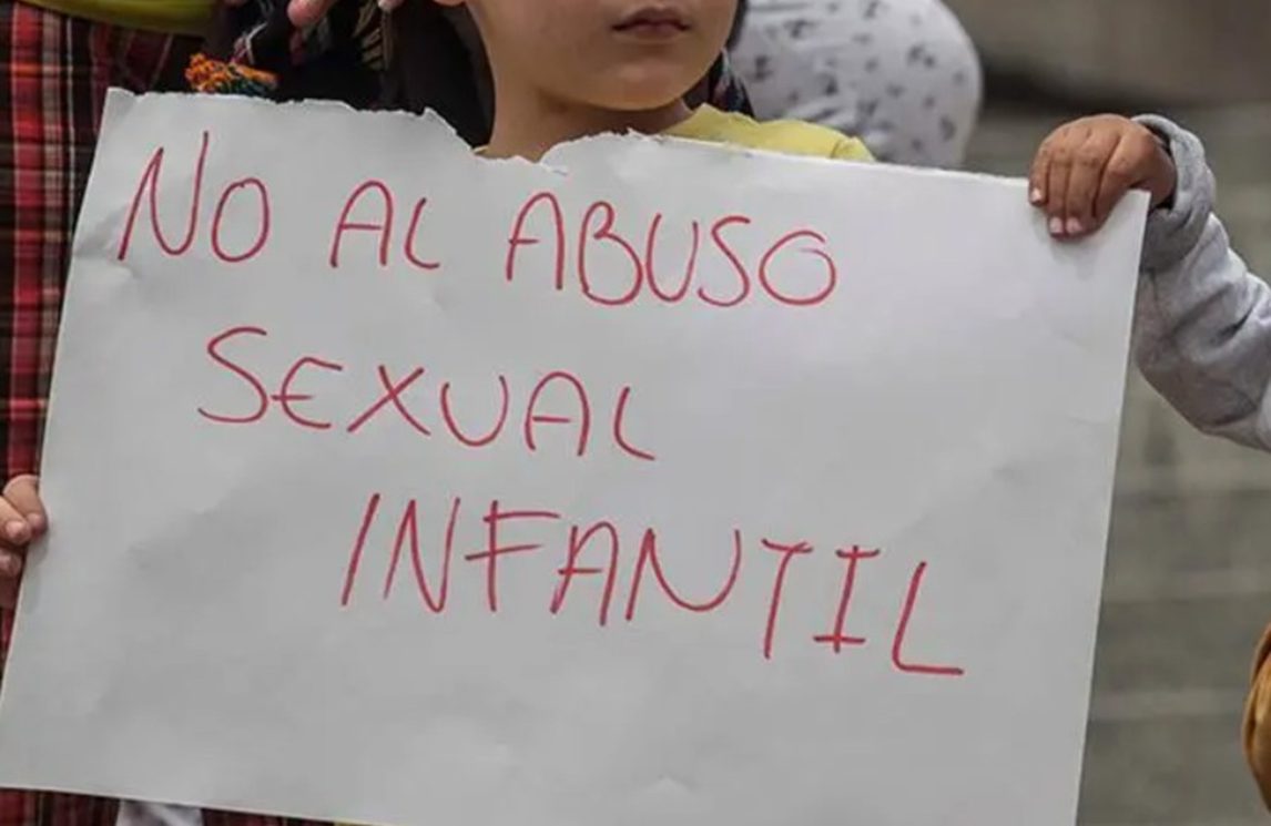 Como su agresor sexual seguía libre y dando clases viralizó un video y logró que lo detuvieran