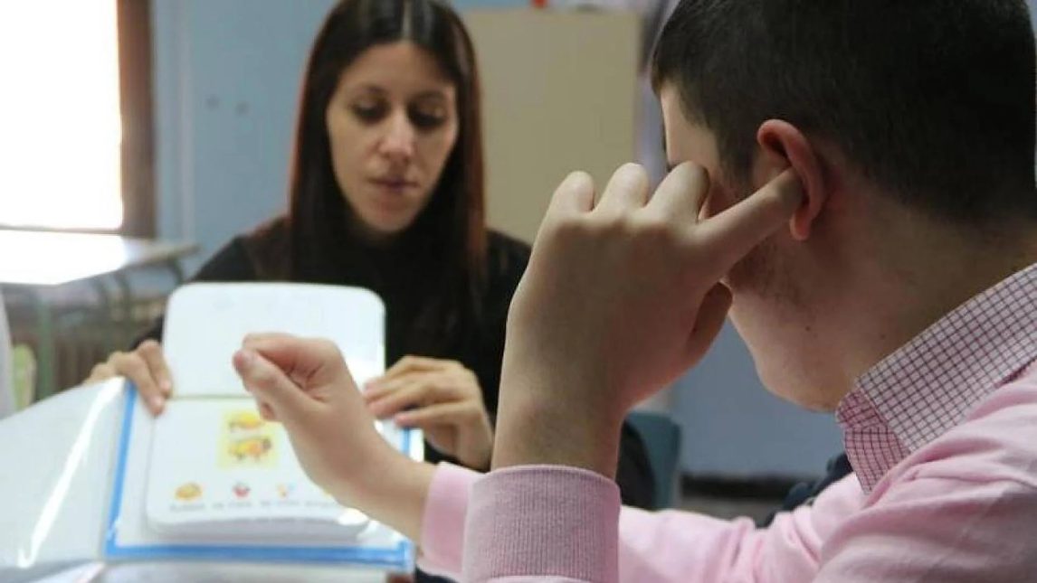 La Justicia ordenó a un Colegio Intercultural garantizar la inclusión real de un alumno con autismo