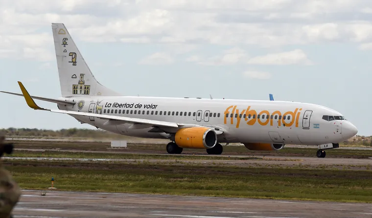 Flybondi no pagó los sueldos de marzo y crece el conflicto gremial