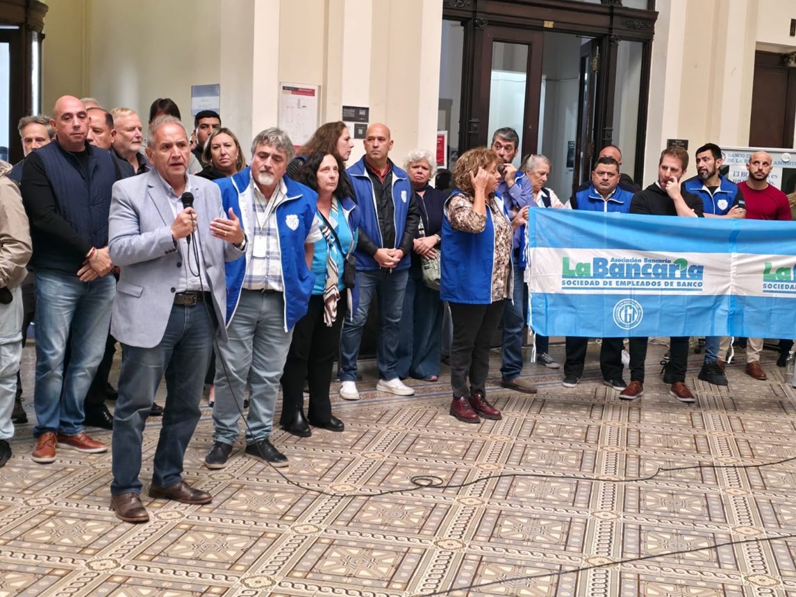 Bancarios confirmaron un paro de 24 horas para el lunes 27