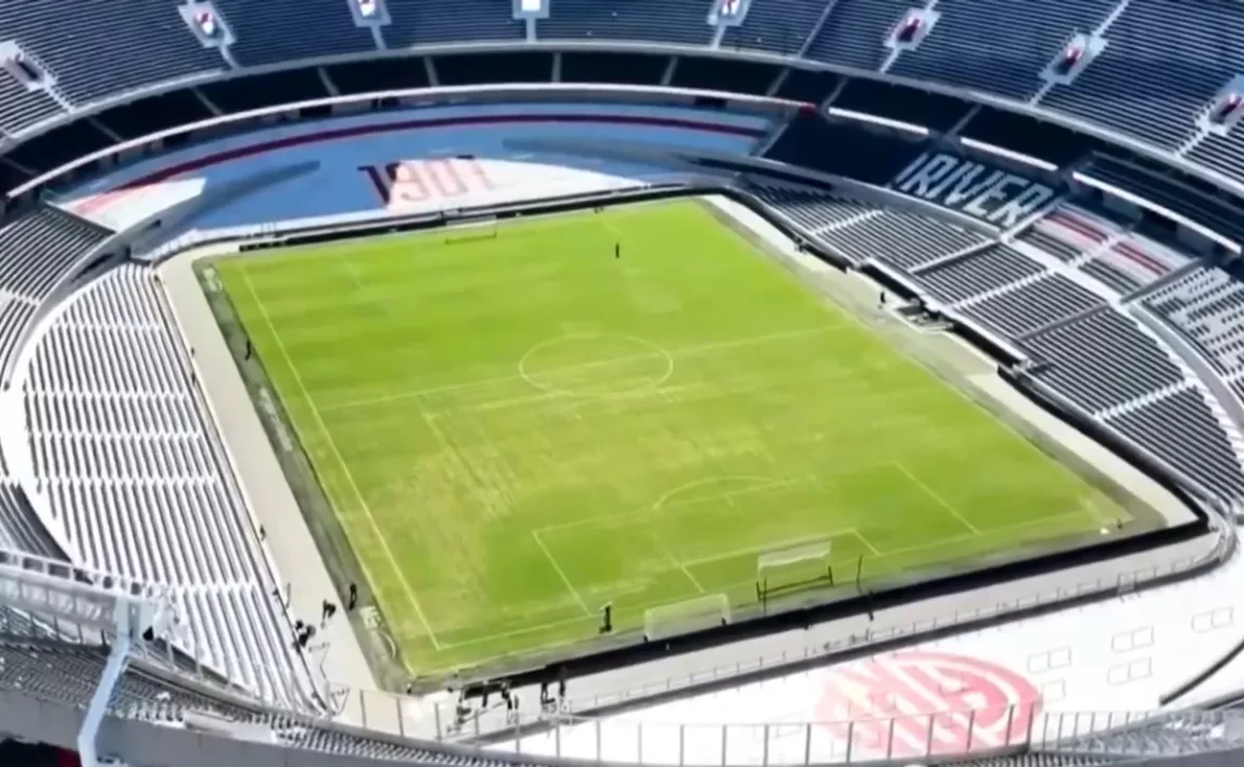 Con arena y a contrarreloj: así está el campo para el Superclásico