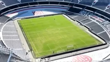 Con arena y a contrarreloj: así está el campo para el Superclásico