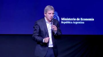 Caputo explotó contra los que piden devaluar: “Me dan ganas de cag… a patadas en el c…”