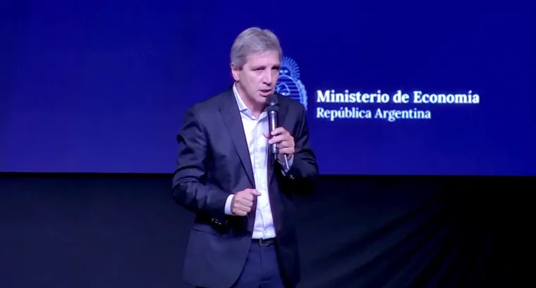 Caputo explotó contra los que piden devaluar: “Me dan ganas de cag… a patadas en el c…”