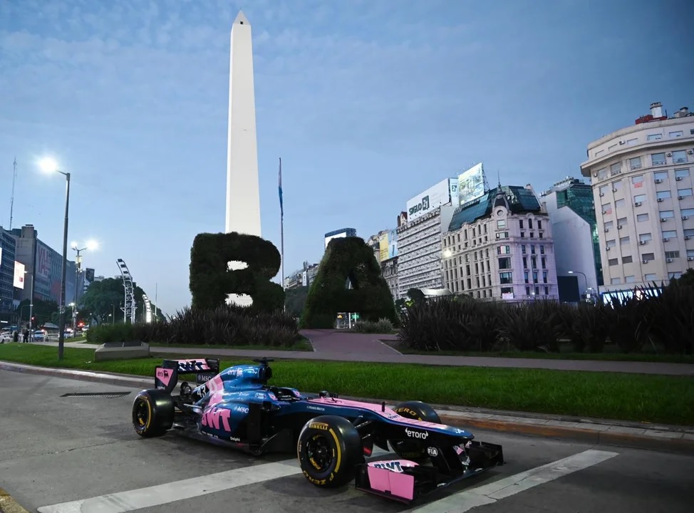Todo listo para el show de Colapinto: exhibieron el auto en el Obelisco