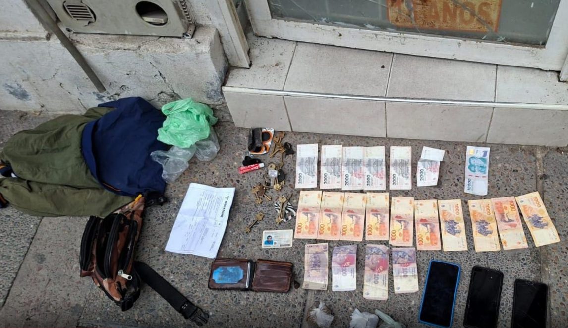 Lo detuvieron en pleno centro con envoltorios de marihuana y tres celulares