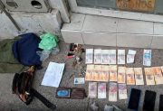 Lo detuvieron en pleno centro con envoltorios de marihuana y tres celulares