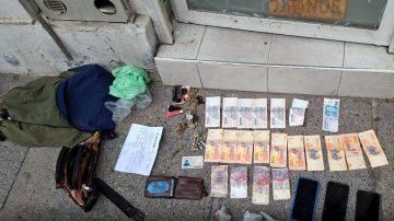 Lo detuvieron en pleno centro con envoltorios de marihuana y tres celulares