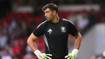 Dibu Martínez sintió una molestia y no pudo ser titular en Aston Villa