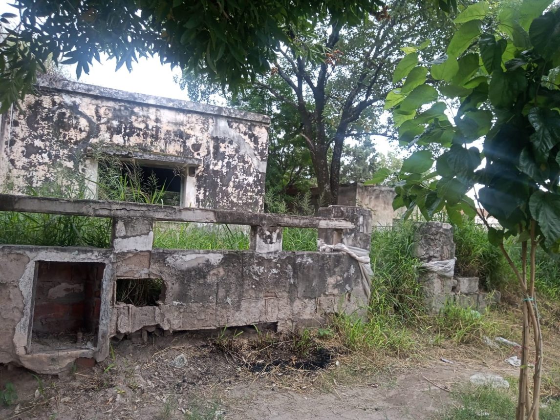 Una casa abandonada foco de basura y delincuencia