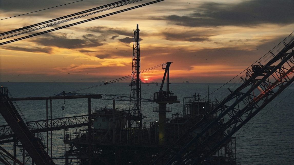 El precio del petróleo cayó notoriamente tras la reapertura del Estrecho de Ormuz