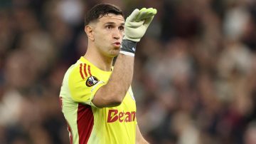 Con Dibu Martínez y gol de Buendía, Aston Villa aplastó al Bologna y está en semis