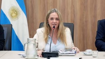 Diputada libertaria renunció a su cargo, tras admitir que usó fondos públicos para un viaje de su hijo