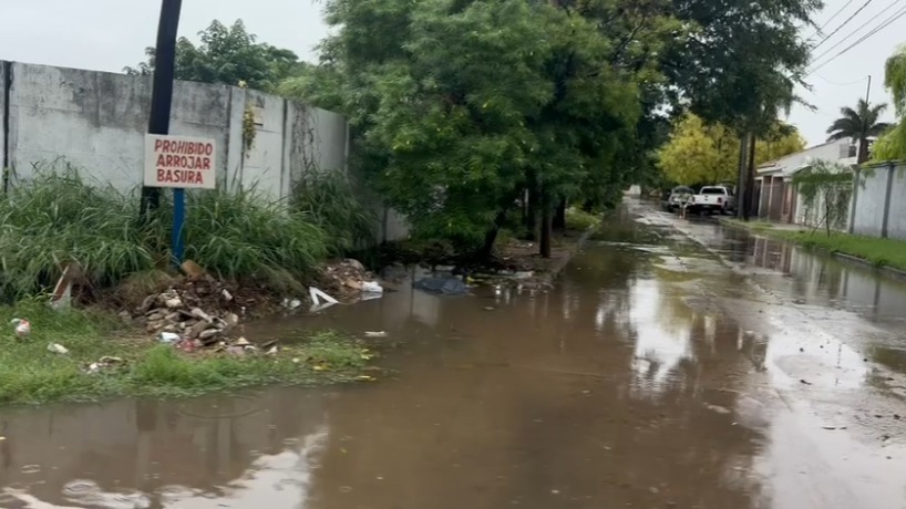 “Si la gente no aprende”: vecinos denuncian que los basurales agravan las inundaciones en el Mariano Moreno