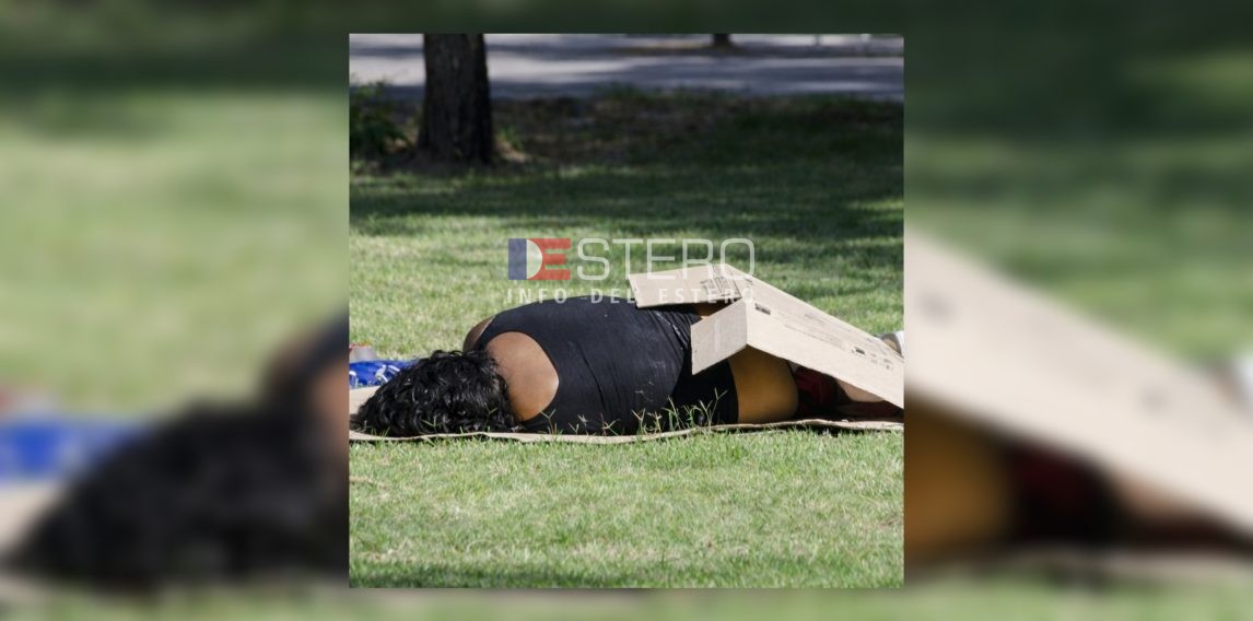 Encontraron a una mujer inconsciente en el Parque Oeste y sospechan de un coma alcohólico