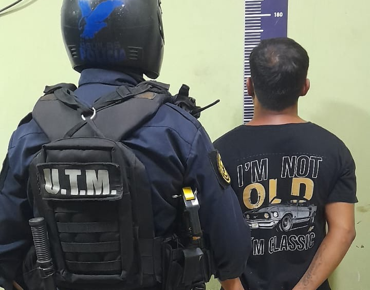 Detienen a un hombre en actitud sospechosa en pleno centro de La Banda: portaba un cuchillo y bochitas de cocaína