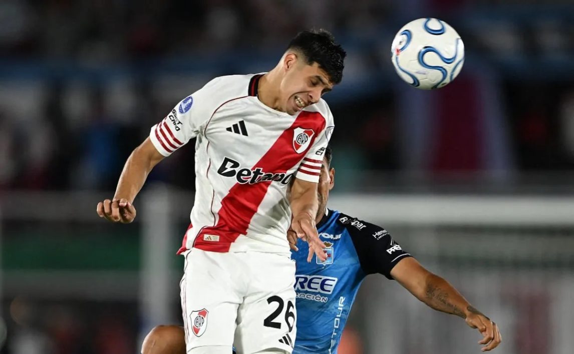 Valioso punto de River ante Blooming en Bolivia: jugó con uno de menos 85 minutos