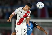 Valioso punto de River ante Blooming en Bolivia: jugó con uno de menos 85 minutos