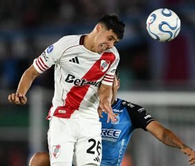 Valioso punto de River ante Blooming en Bolivia: jugó con uno de menos 85 minutos
