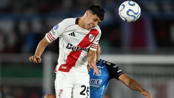 Valioso punto de River ante Blooming en Bolivia: jugó con uno de menos 85 minutos