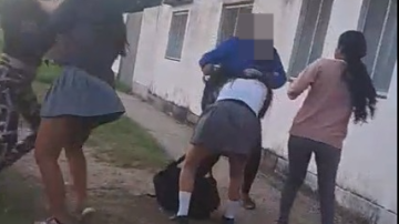Violencia a la salida de un colegio de Santiago del Estero: una menor sufrió graves heridas