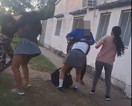 Violencia a la salida de un colegio de Santiago del Estero: una menor sufrió graves heridas