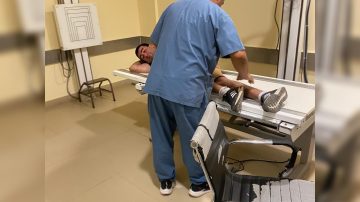 Denuncian a funcionario municipal por atacar brutalmente a un hombre con discapacidad