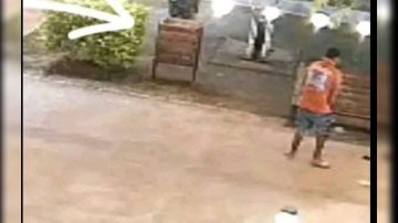 Asquerosidad en Icaño: orinaban en la plaza y la policía tuvo que interrumpirlos