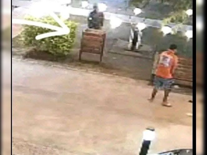 Asquerosidad en Icaño: orinaban en la plaza y la policía tuvo que interrumpirlos