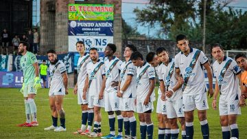 El emotivo homenaje del plantel de Juventud Antoniana a sus hinchas que fallecieron en Santiago del Estero