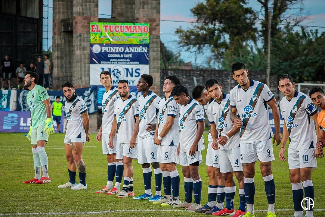 El emotivo homenaje del plantel de Juventud Antoniana a sus hinchas que fallecieron en Santiago del Estero