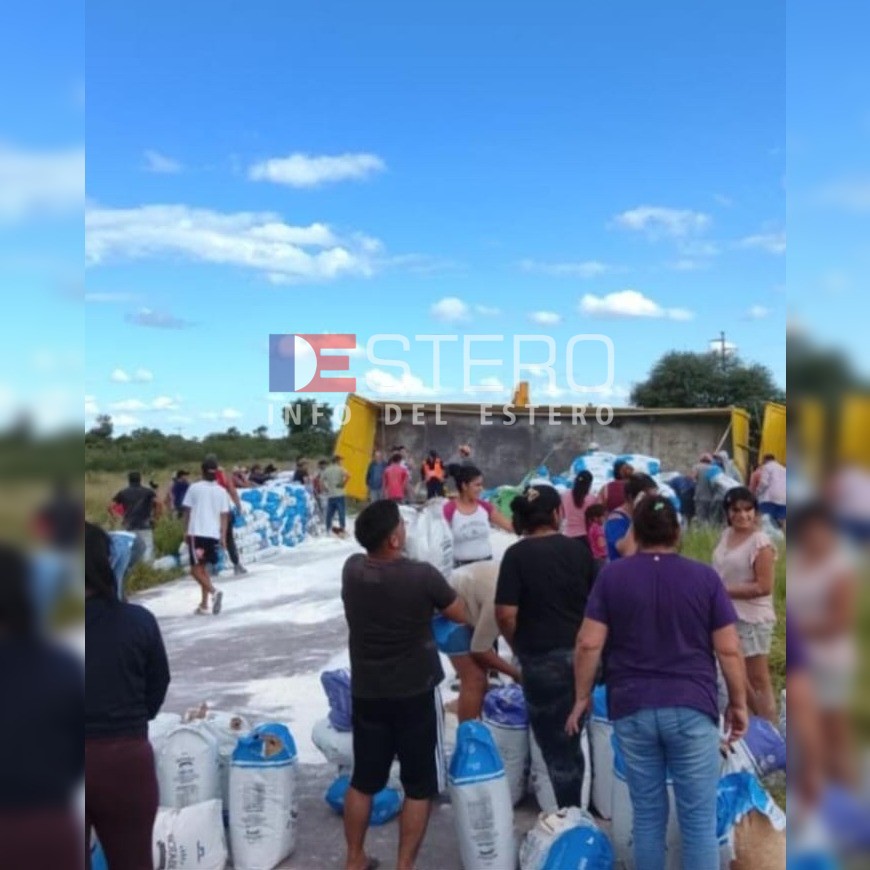 Saquean al camión que trasladaba harina y volcó en la Ruta 92