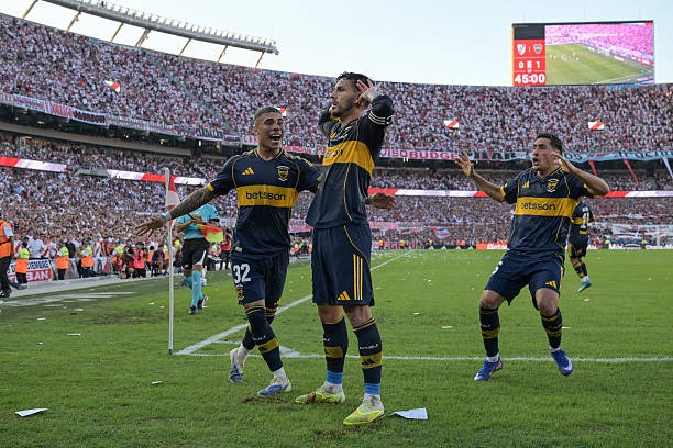 De la mano de un magistral Paredes, Boca le ganó a River el Superclásico en el Monumental