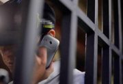 El Gobierno autoriza el bloqueo de celulares en las cárceles federales