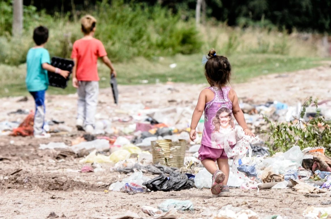 Según la UCA, más de la mitad de los niños en Argentina son pobres y crece la inseguridad alimentaria