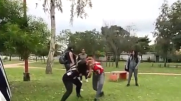 Video: dos chicas a los “chuschazos” mientras sus amigas miran y no separan