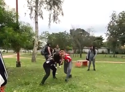 Video: dos chicas a los “chuschazos” mientras sus amigas miran y no separan