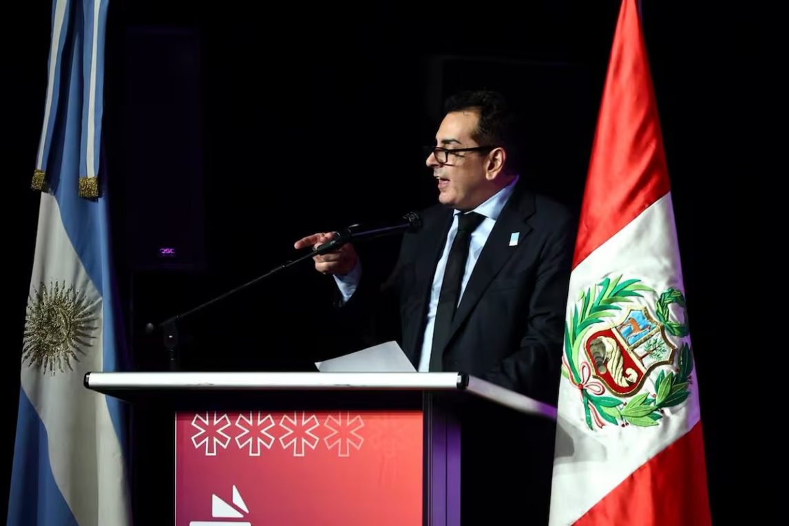 Abuchearon a Leonardo Cifelli, secretario de Cultura de Milei en la Feria del Libro de Buenos Aires