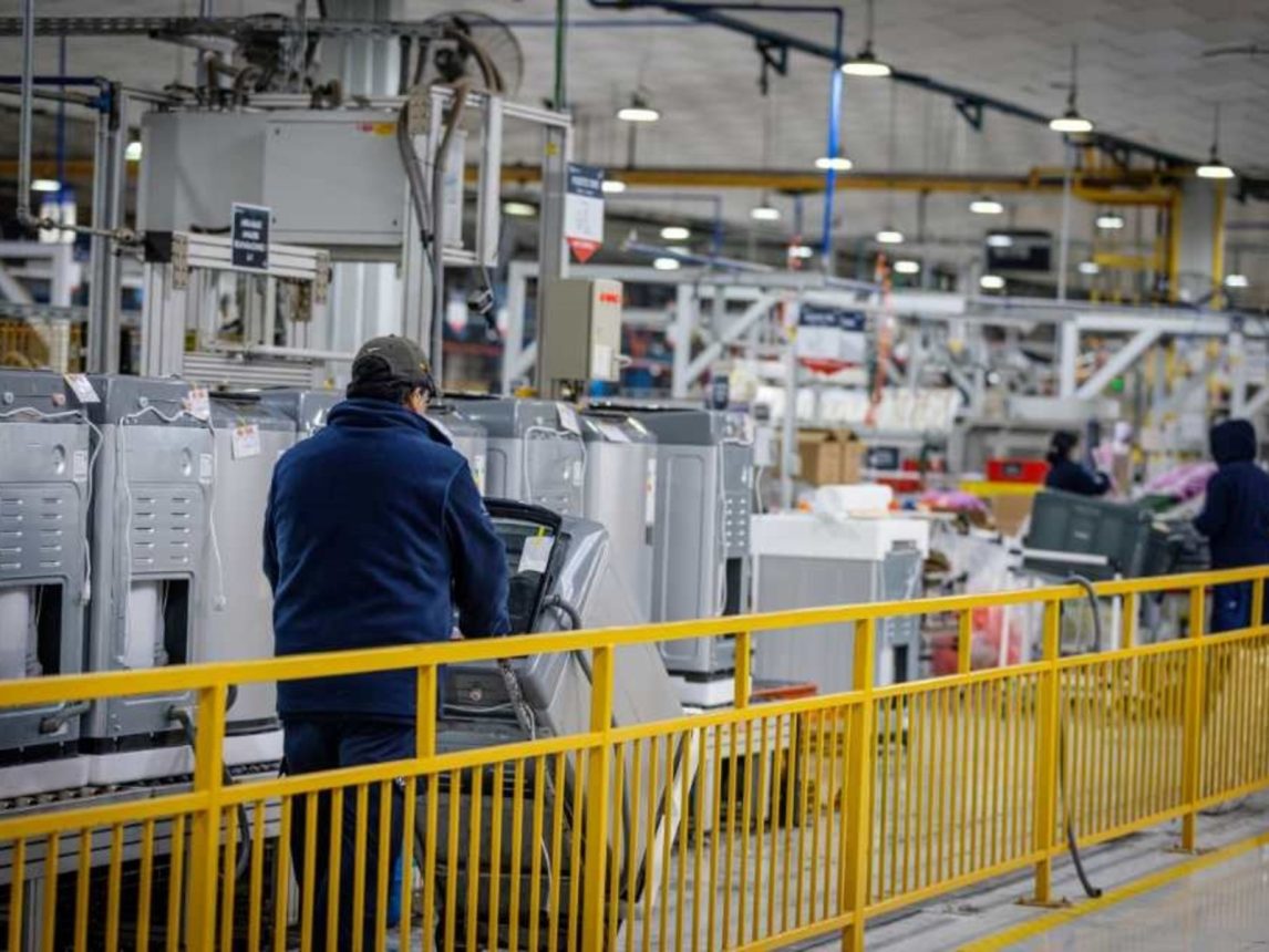 Histórica empresa cierra su producción de heladeras en Rosario y despide personal