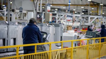 Histórica empresa cierra su producción de heladeras en Rosario y despide personal