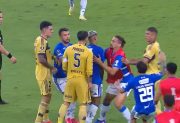 Video: empujones, cargadas y forcejeos, así terminó el partido entre Cruzeiro y Boca