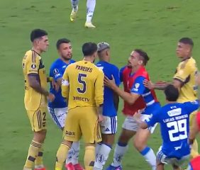 Video: empujones, cargadas y forcejeos, así terminó el partido entre Cruzeiro y Boca