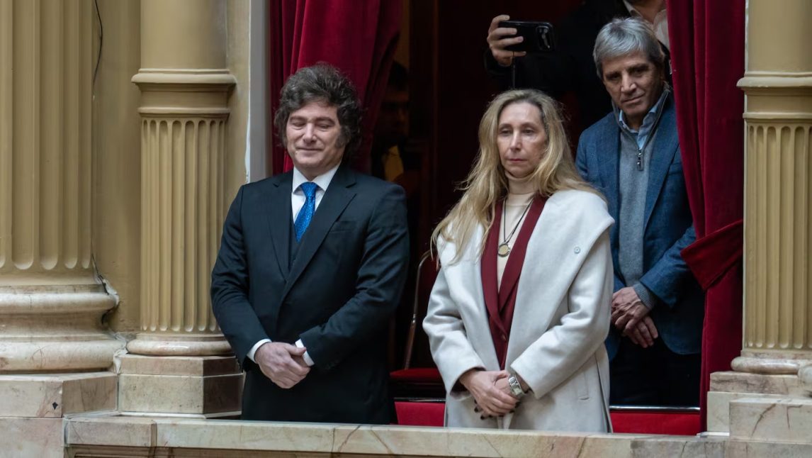 VIDEO | “¡Vamos, Manuel!”: Javier y Karina Milei recibieron con cantos a Adorni en el Congreso