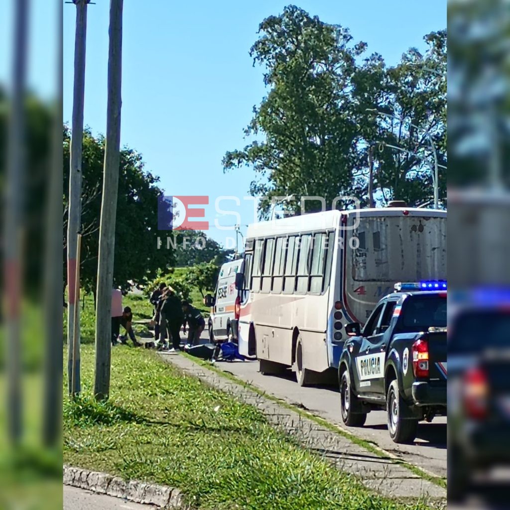 Siesta accidentada: choque entre un colectivo y una moto generó momentos de tensión