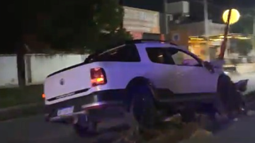 Una camioneta se estrelló contra una columna de alumbrado en la platabanda de Avenida Solís