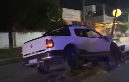 Una camioneta se estrelló contra una columna de alumbrado en la platabanda de Avenida Solís