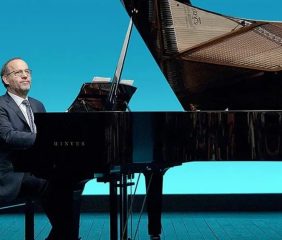 Sergio Feferovich adelantó su show en el Paraninfo: “Cada función es diferente, la gente participa y canta mucho”