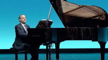 Sergio Feferovich adelantó su show en el Paraninfo: “Cada función es diferente, la gente participa y canta mucho”